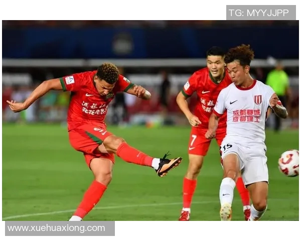 中超激战上海队迎战河北队争夺关键积分全力以赴展现球队实力 中超激战上海队迎战河北队争夺关键积分全力以赴展现球队实力